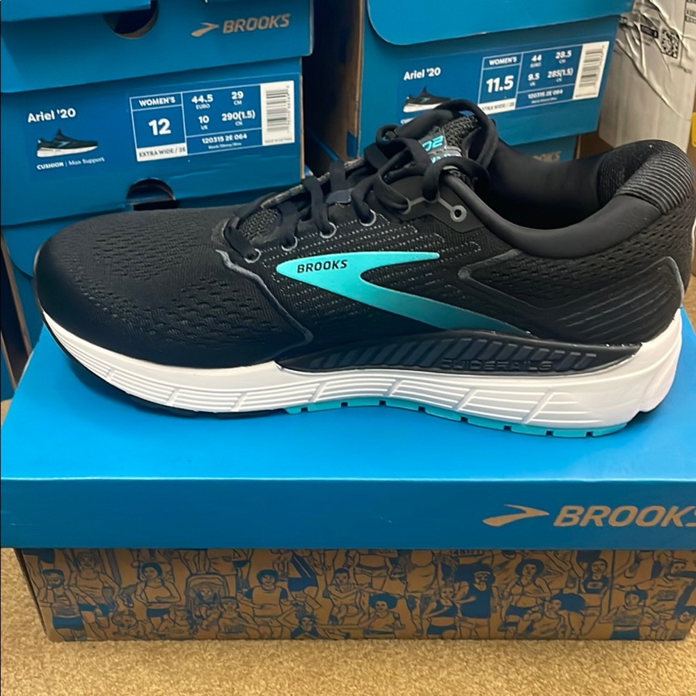 Brooks Men's Black Running Shoes